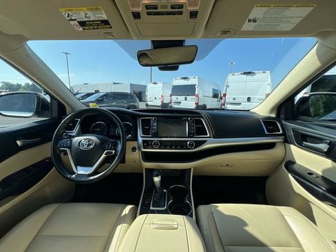 Used 2019 Toyota Highlander XLE AWD/4WD image 22