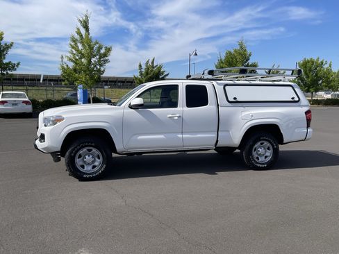 Used 2022 Toyota Tacoma SR RWD image 2