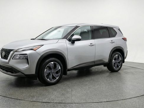 Used 2025 Nissan Rogue SV image 3