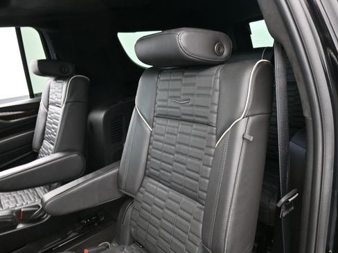Used 2024 Cadillac Escalade ESV Premium Luxury Platinum AWD/4WD image 38