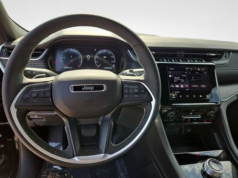 Used 2025 Jeep Grand Cherokee Laredo w/ Luxury Tech Group I AWD/4WD image 19