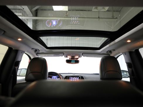 Used 2019 Jeep Cherokee Limited w/ Luxury Group image 9