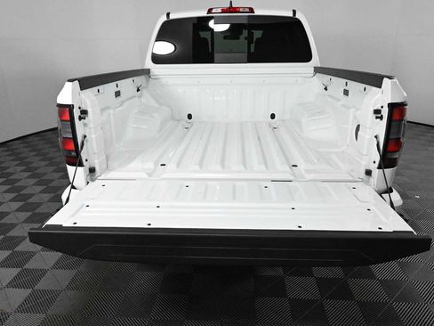Used 2025 Nissan Frontier SV RWD image 7