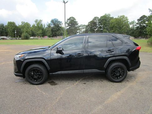 Used 2022 Toyota RAV4 XLE image 2