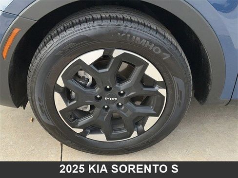 Certified 2025 Kia Sorento S image 9