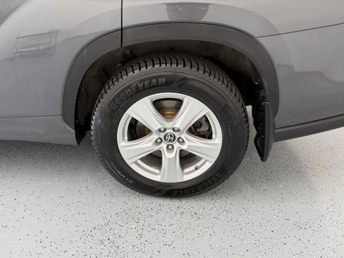 Used 2023 Toyota Highlander LE AWD/4WD image 26