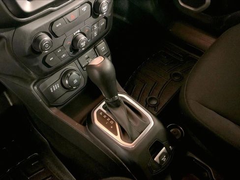 Used 2018 Jeep Renegade Latitude w/ UConnect 8.4 Nav Group image 17