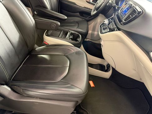 Used 2020 Chrysler Voyager Lxi FWD image 20