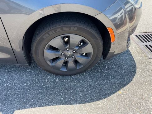 Used 2020 Chrysler Pacifica Limited w/ Advanced Safetytec Group FWD image 4