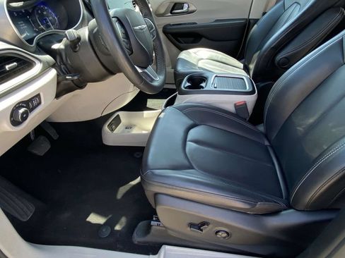 Used 2023 Chrysler Pacifica Touring-L FWD image 48