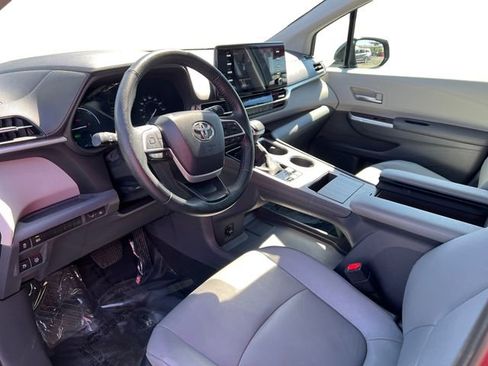 Certified 2023 Toyota Sienna XLE FWD image 12