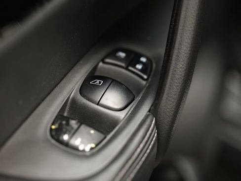 Used 2018 Nissan Rogue Sport SL w/ SL Premium Package image 17