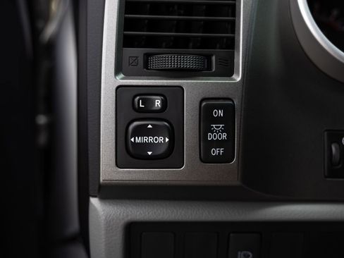 Used 2017 Toyota Sequoia SR5 AWD/4WD image 23