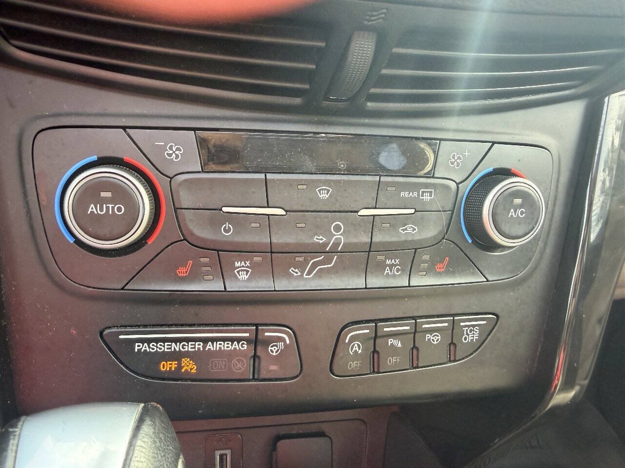Used 2018 Ford Escape Titanium w/ Ford Safe & Smart Package AWD/4WD image 15