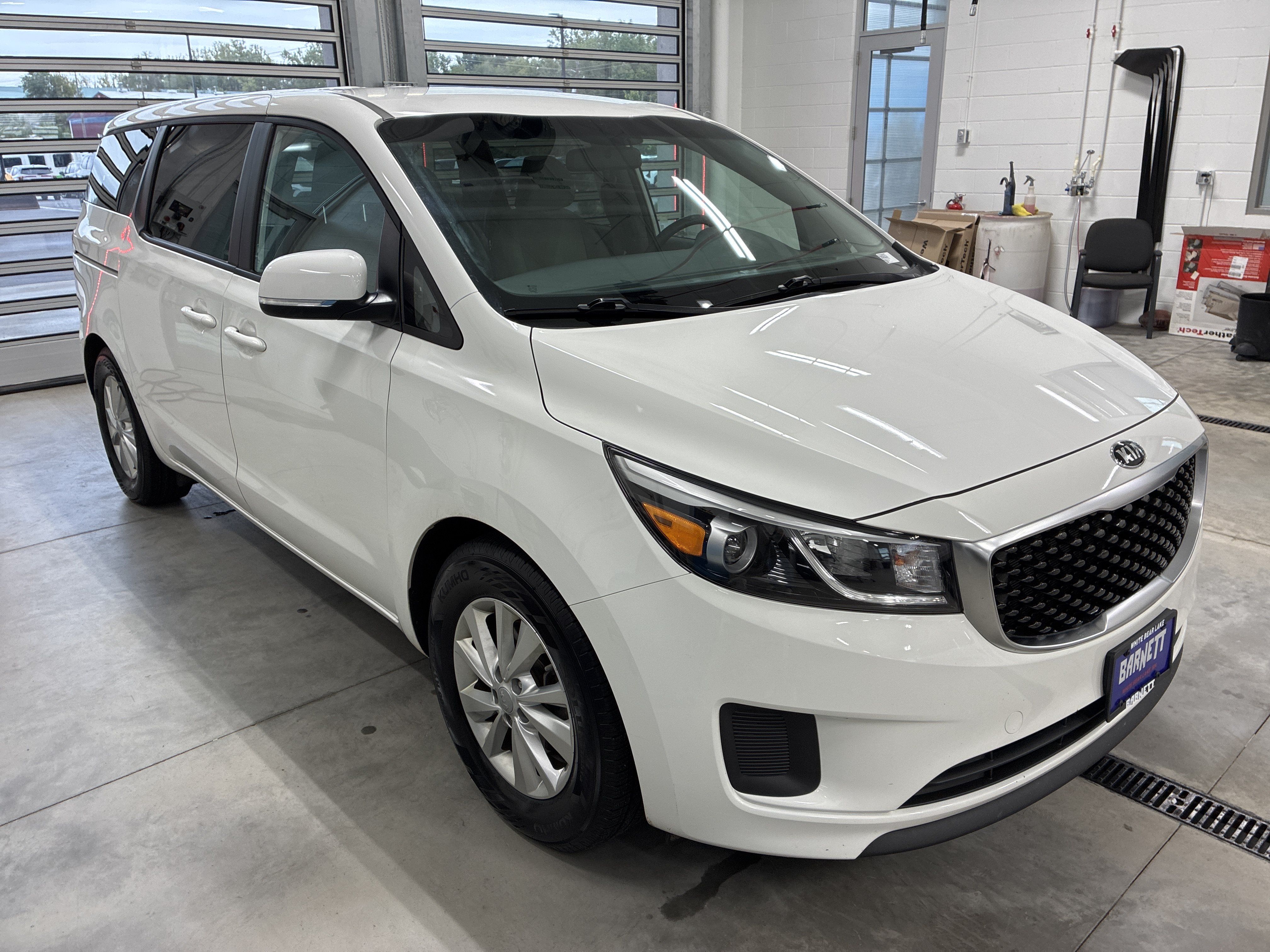 Used 2018 Kia Sedona LX FWD image 2