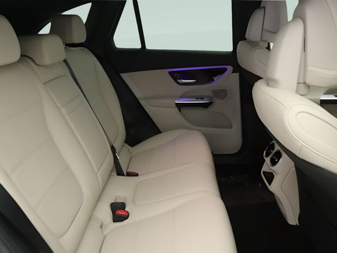 Used 2025 Mercedes-Benz GLC 350e 4MATIC image 29