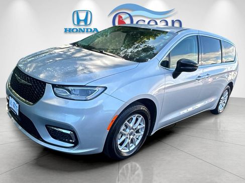 Used 2024 Chrysler Pacifica Touring-L FWD image 7
