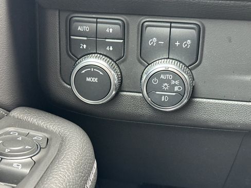 Used 2022 GMC Yukon XL Denali AWD/4WD image 34