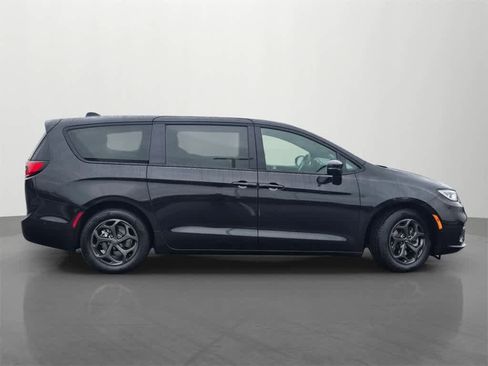 Used 2022 Chrysler Pacifica Limited w/ Uconnect Theater Family Group image 7