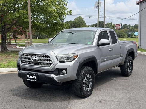 Used 2017 Toyota Tacoma TRD Off-Road w/ Tow Package AWD/4WD image 23
