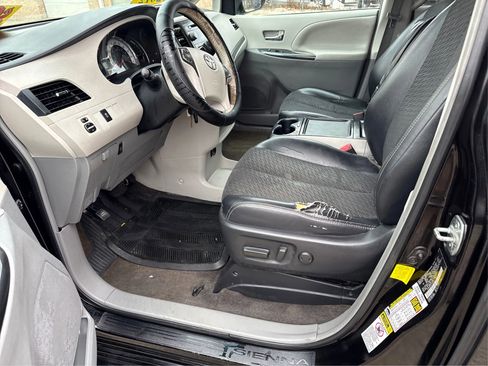 Used 2012 Toyota Sienna SE image 10