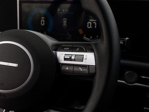 Used 2025 Hyundai Tucson SE image 24