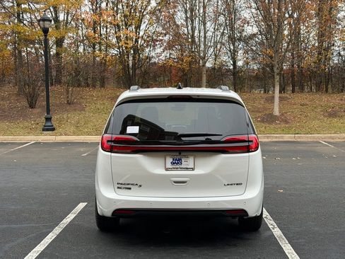 New 2026 Chrysler Pacifica Limited w/ Uconnect Theater Family Group image 8