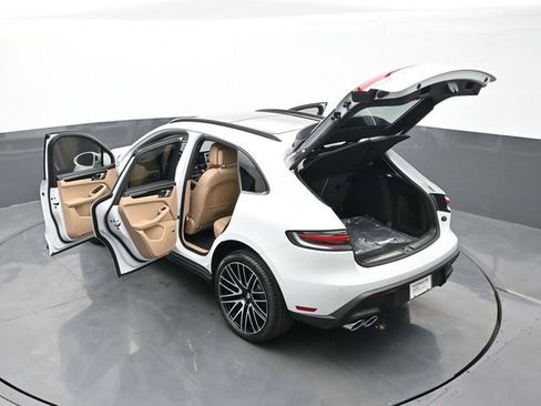 Certified 2025 Porsche Macan AWD/4WD image 29