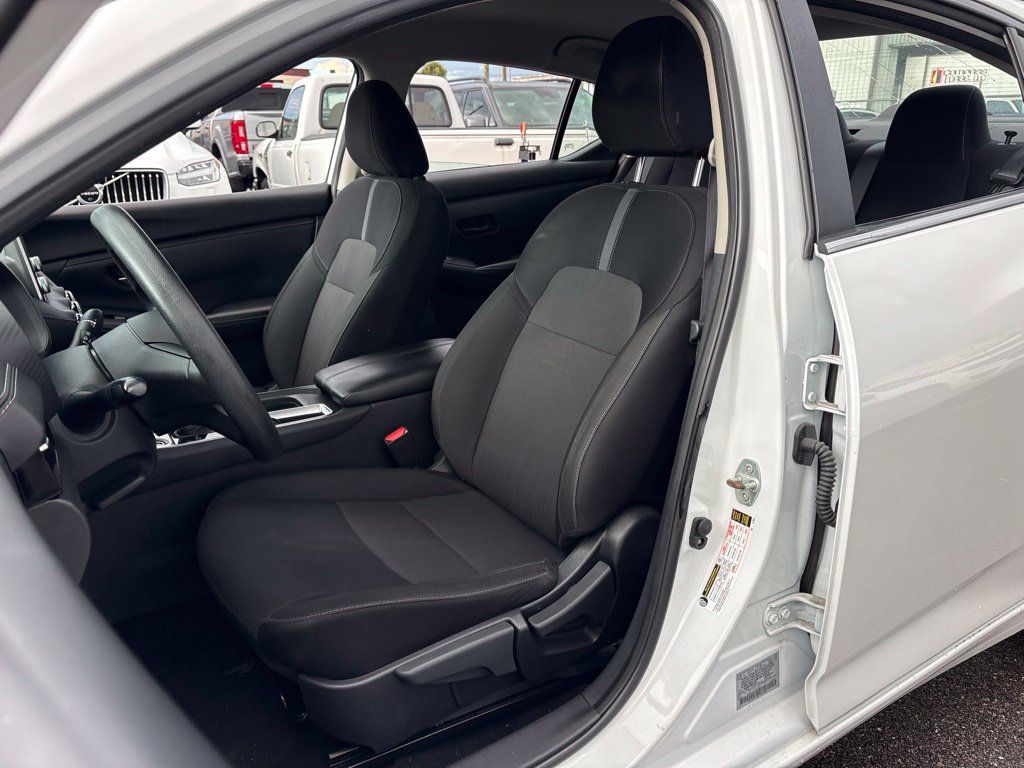 Used 2025 Nissan Sentra SV FWD image 9