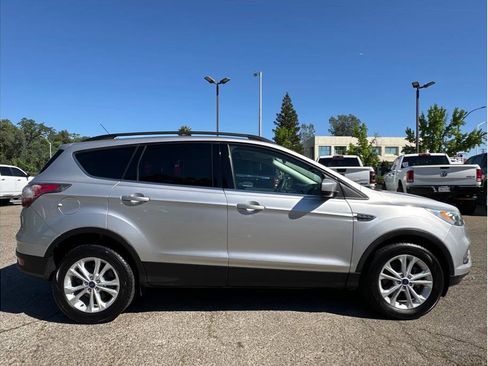 Used 2017 Ford Escape SE w/ Equipment Group 201A AWD/4WD image 9