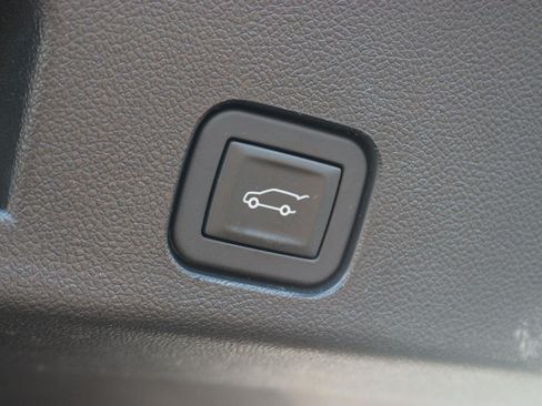 Used 2025 Chevrolet Traverse High Country AWD/4WD image 12