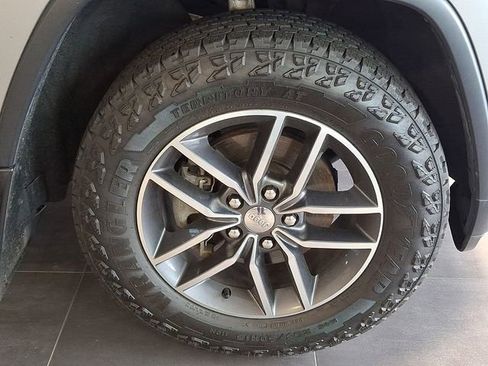 Used 2018 Jeep Grand Cherokee Laredo AWD/4WD image 8