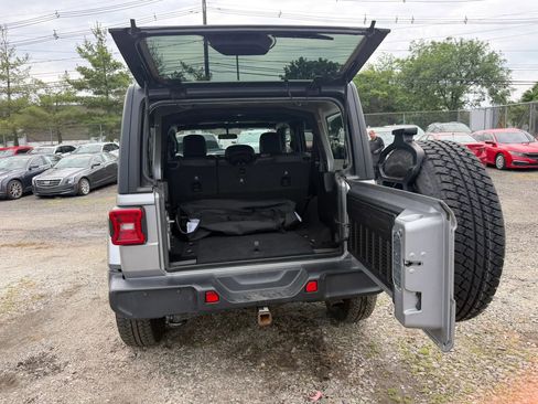 Used 2019 Jeep Wrangler Unlimited Sahara w/ Cold Weather Group AWD/4WD image 27