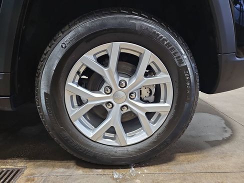 Certified 2023 Jeep Grand Cherokee Limited w/ Luxury Tech Group II image 34