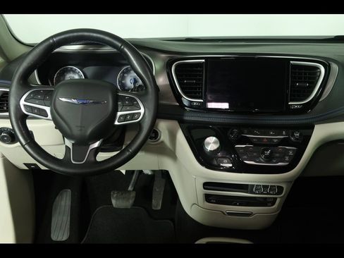 Used 2021 Chrysler Pacifica Touring-L w/ Uconnect Theater Family Group FWD image 24