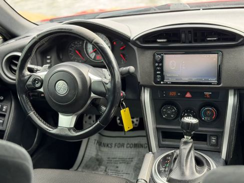 Used 2018 Toyota 86 RWD image 16