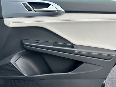 Used 2025 Volkswagen Taos SE image 25