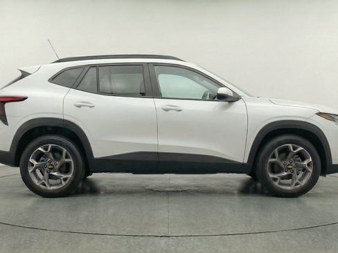 Used 2025 Chevrolet Trax LT FWD image 11
