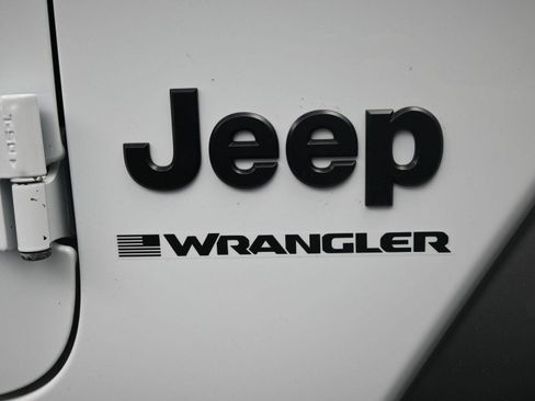 Used 2025 Jeep Wrangler Sport image 7