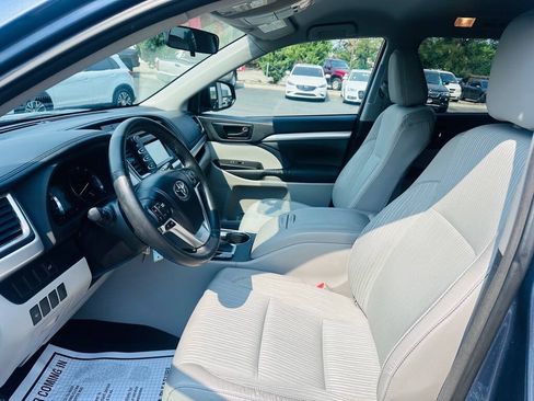 Used 2015 Toyota Highlander Plus FWD image 16
