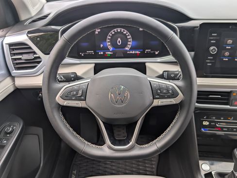 Used 2025 Volkswagen Taos SE w/ Panoramic Sunroof Package FWD image 24