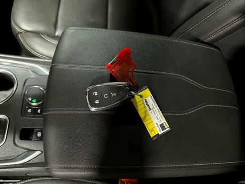Used 2023 Chevrolet Traverse LT FWD image 32