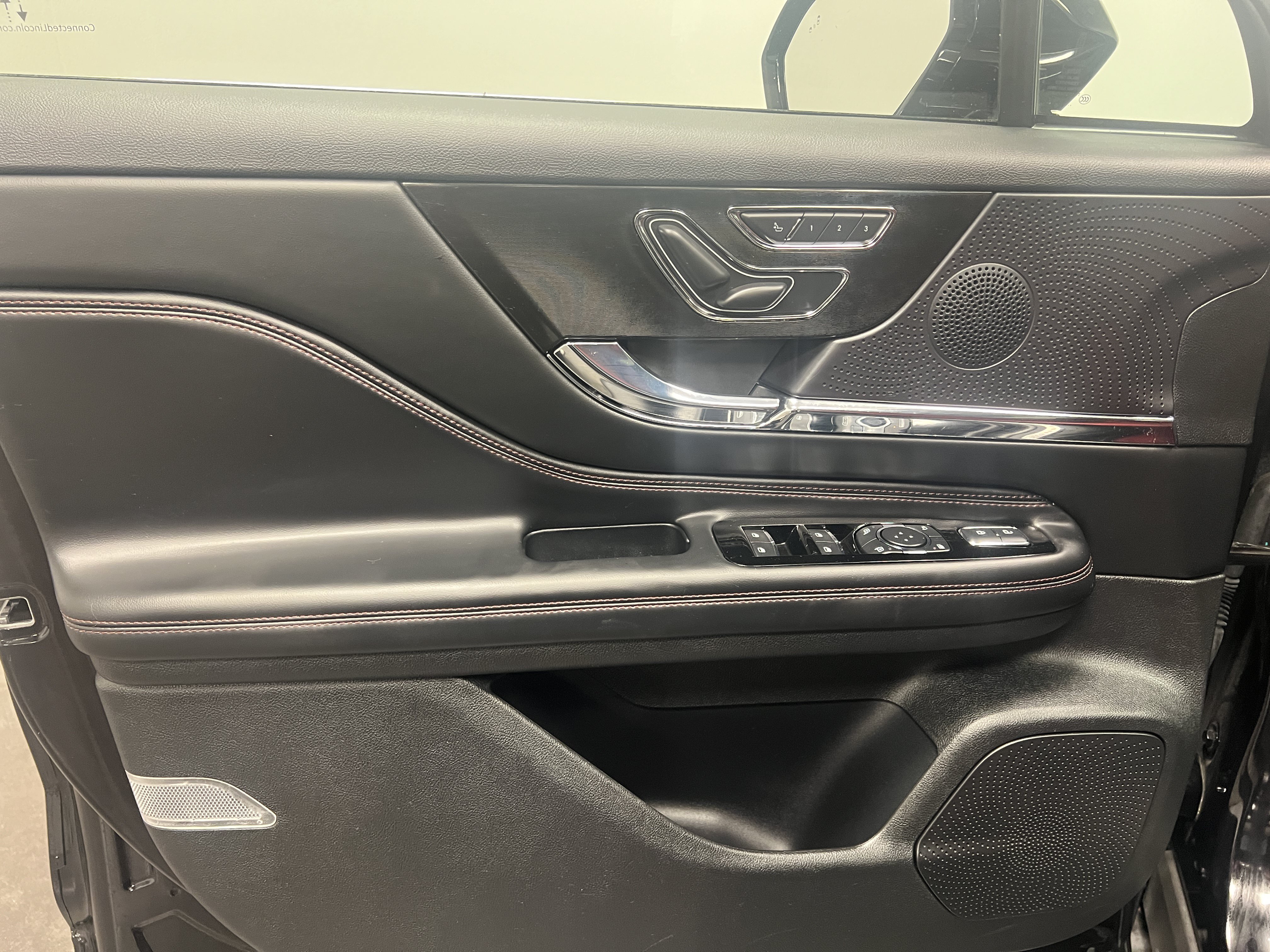 Used 2025 Lincoln Corsair Grand Touring AWD/4WD image 18