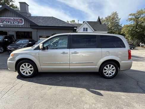 Used 2016 Chrysler Town & Country Touring w/ Driver Convenience Group image 15