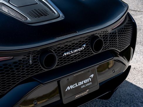 Used 2023 McLaren Artura image 39