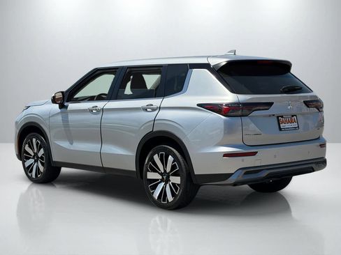 Used 2025 Mitsubishi Outlander SE FWD image 4