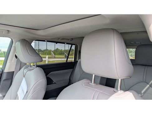 Used 2024 Toyota Highlander XLE image 15