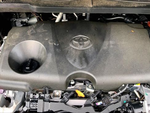 Used 2024 Toyota Sienna XLE image 31