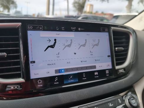 Used 2024 Chrysler Pacifica Touring-L image 14