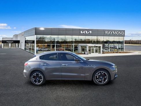 Used 2018 Maserati Levante GranLusso AWD/4WD image 2